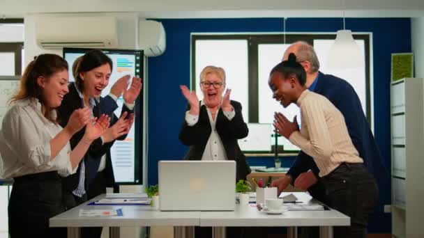 Zmotywowany szczęśliwy zróżnicowany zespół biznesowy ludzie klaskanie świętowanie sukcesu — Wideo stockowe