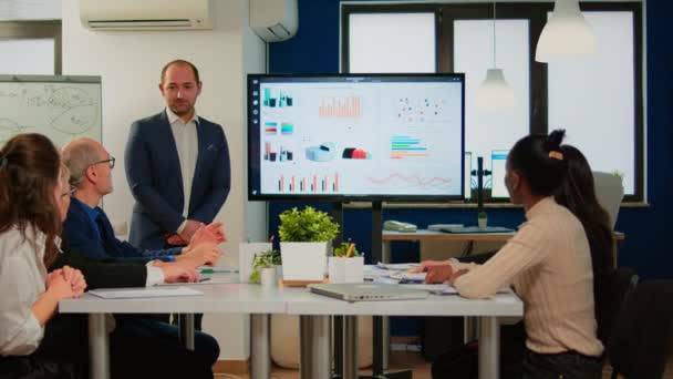 Lächelndes Publikum applaudiert bei einem Business-Seminar — Stockvideo