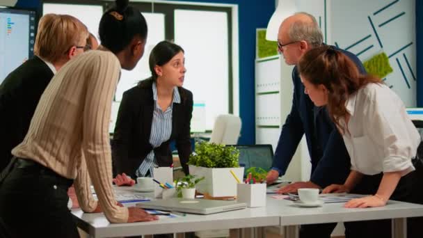 Grupp av olika affärsmän möte för brainstorming idéer — Stockvideo