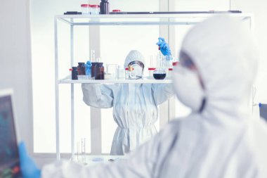 Doktor çeşitli bakteri ve dokularla çalışıyor.