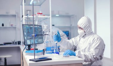 Mikro pipetle çalışan araştırmacı bilim adamı.