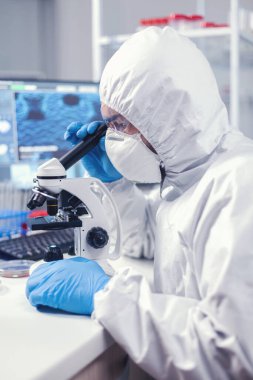 Modern mikrobiyoloji laboratuvarındaki araştırmacılar mikroskop kullanır
