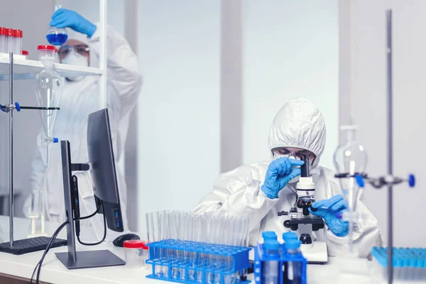 Команда медицинских ученых в современной лаборатории ищет коронавирусную вакцину — стоковое фото