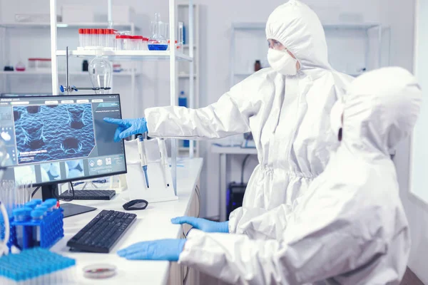 Coroanvirus için araştırma laboratuvarında birlikte çalışan bilim adamları