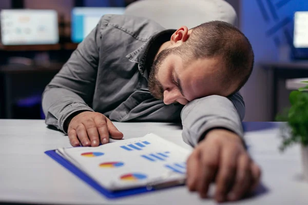 Túlhajszolt, keményen dolgozó üzletember pihen — Stock Fotó