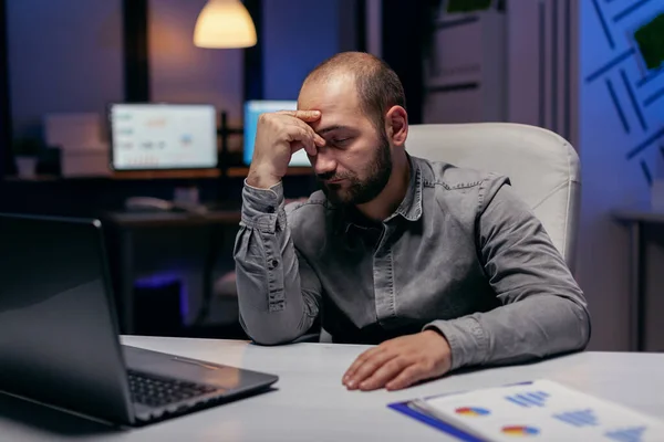 Overwork uomo d'affari dormire — Foto Stock