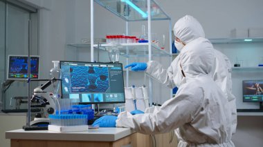 Bilim adamlarından oluşan bir ekip virüs gelişimini tartışıyor.