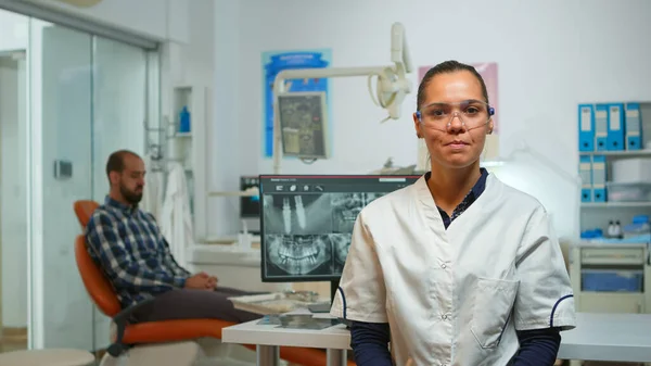 Estomatologista médico falando na web cam com pacientes — Fotografia de Stock