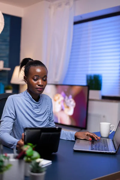 Αφρικανός ελεύθερος επαγγελματίας χρησιμοποιώντας το PC ταμπλετών που εργάζεται από το σπίτι — Φωτογραφία Αρχείου