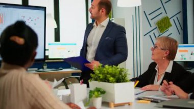 Comapany CEO 'su panoyu tutuyor ve dijital etkileşimli beyaz tahtayı işaret ediyor