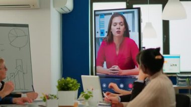 Çok yönlü takım, kendinden emin iş kadını Webinar hoparlör koçunu dinliyor.
