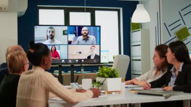Çalışan işçiler video konuşmasında iş arkadaşlarıyla webcam konferansı yapıyorlar