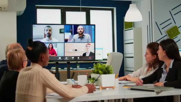 Emplyees werknemers hebben webcam conferentie met collega 's spreken op video oproep — Stockvideo
