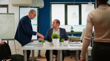 Şirket lideri iş konferansı için çeşitli takımları bekliyor.