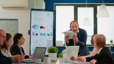 İş yerinde iş arkadaşlarıyla kavga eden sinirli işadamı