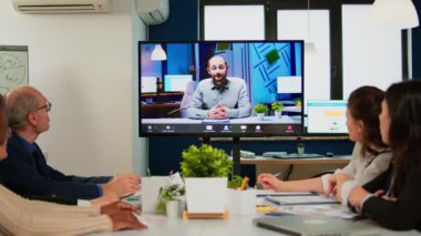 Yönetici iş arkadaşıyla konuşuyor. Sanal görüşme için video çağrısı yapıyor.