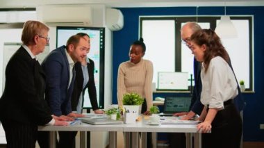 Çeşitli iş adamları şirket ofisinde toplantı yaparken beyin fırtınası yapıyor.