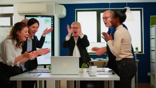 Счастливая творческая бизнес-команда, встречающаяся в офисе — стоковое видео