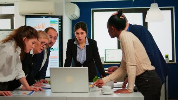 Glade forskellige forretningsfolk giver high five under team corporate brainstorm – Stock-video