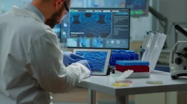 Biyokimyacı tabletteki virüs belirtilerini kontrol ediyor