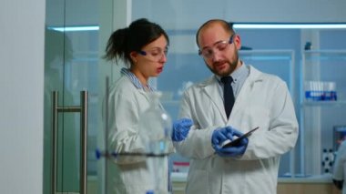 Bilim adamı ekip toplantısı ve tedavi sonuçlarını tartışıyor