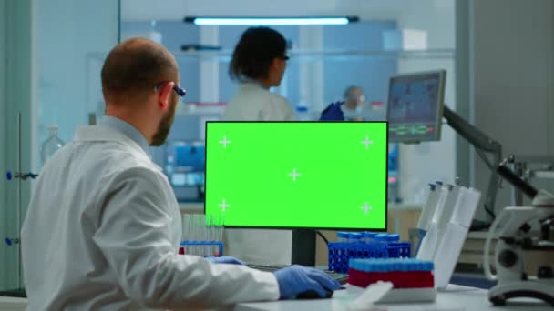 Ricercatore che guarda l'esposizione chiave del croma nel laboratorio attrezzato moderno — Video Stock