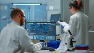 Modern donanımlı laboratuvarda yeni bir aşı geliştirmeye çalışan bilim adamı.