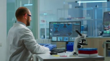 Bilgisayarda yazan DNA bilgilerini kontrol eden insan biyoloğu
