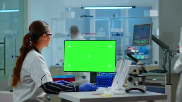 Ιατρικής έρευνας επιστήμονας που εργάζονται στον υπολογιστή με πράσινη οθόνη — Αρχείο Βίντεο