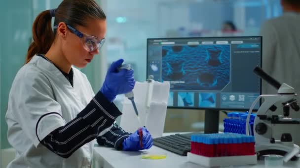 マイクロピペットを用いてペトリ皿上の血液サンプルを抽出する研究者 — ストック動画