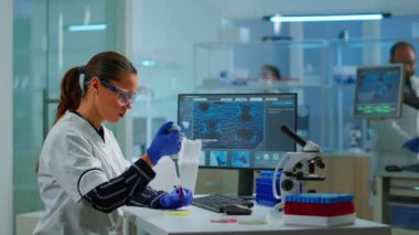 Modern donanımlı tıp laboratuarındaki bilim adamı.