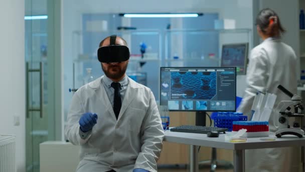 Orvosi inovációt alkalmazó hivatásos tudós a laborban — Stock videók