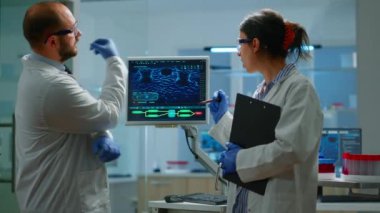 Masaüstüne bakan DNA taraması yapan kimyagerlerden oluşan bir ekip