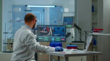 Tıbbi bilim adamı DNA taramasında çalışıyor.