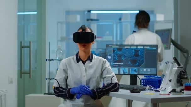 Médico de laboratório experimentando realidade virtual usando óculos VR — Vídeo de Stock