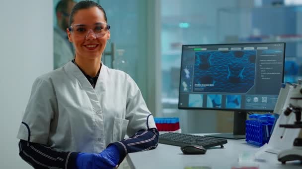 Médecin de laboratoire regardant la caméra sourire — Video