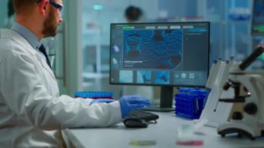 Kameraya bakan bilimadamı portresi