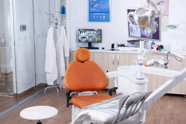 Взгляд на оборудование в современном стоматологическом кабинете — стоковое фото