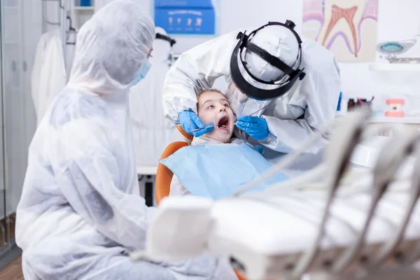 Kislány szájjal nyitott kapok fogszuvasodás kezelés — Stock Fotó