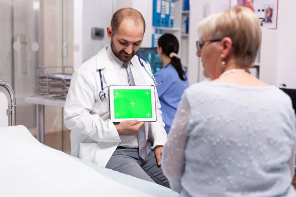 Femme mûre dans la salle de consultation de l'hôpital écoute médecin — Photo