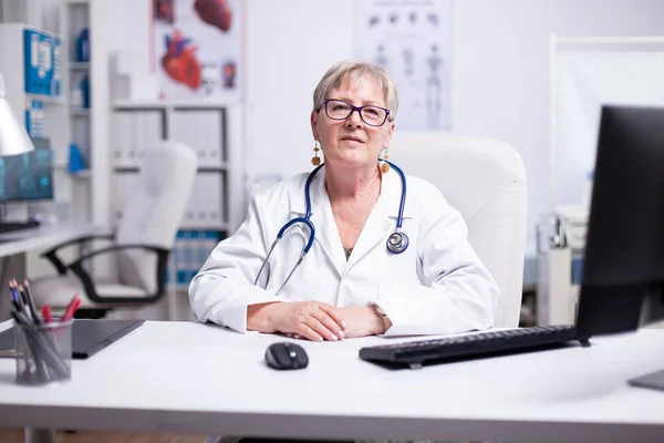 Punto di vista del medico che parla online con i pazienti — Foto Stock