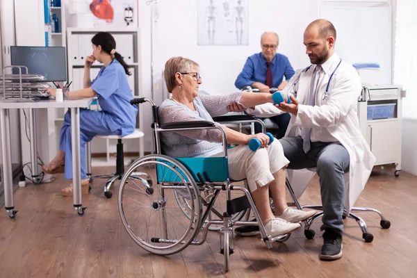 Gehandicapte patiënt krijgt hulp van fysiotherapeut — Stockfoto