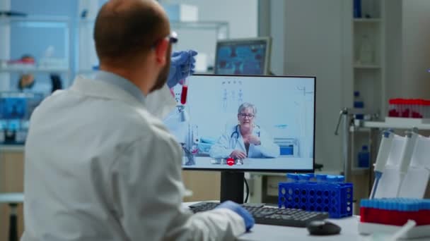 Ärztin bietet Apothekerin medizinische Online-Beratung an — Stockvideo