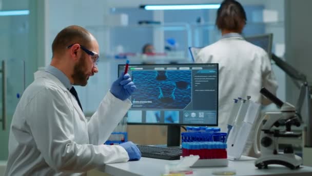 Badacz pracujący w badaniach laboratoryjnych i próbce choroby koronowej eksperymentu — Wideo stockowe