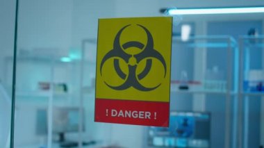 İçinde kimse yokken boş laboratuvar tehlikeli bölgesi.