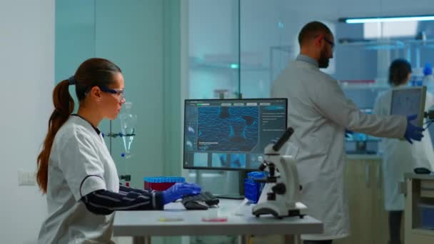 Equipo trabajando para desarrollar una nueva vacuna en un moderno laboratorio equipado — Vídeos de Stock