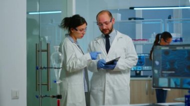 Kimyager hemşire aşı geliştirme doktoruna açıkladı.