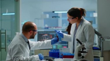 Aşı geliştirme ve test tüpü bulundurma konusunda labaratuvar tıbbi malzemeleri.