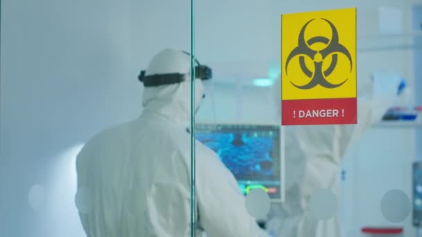 Echipa de medici chimisti purtand costum de protectie care lucreaza in zona periculoasa — Videoclip de stoc