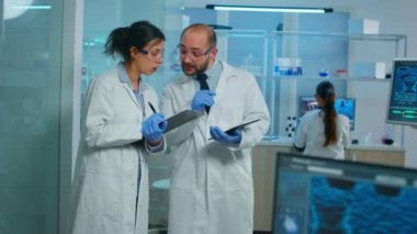 Bir grup tıp araştırmacısı aşı gelişimini tartışıyor.